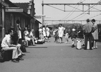 171335 Afbeelding van wachtende treinreizigers op het perron van het N.S.-station Valkenburg te Valkenburg.